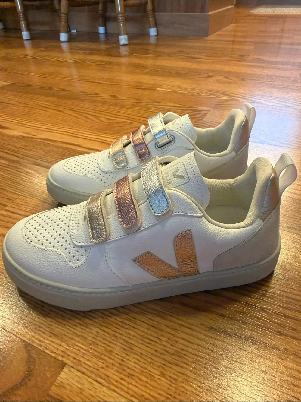 Veja classic white